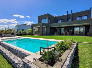 Casa · 301m² · 6 Ambientes · 1 Cochera · Casa en Canton Norte a La Laguna en Alquiler