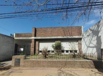 Casa · 194m² · 6 Ambientes · 4 Cocheras · Casa en Venta - 3 Dorm. 2 Baños - Cochera - 408 m² - Tandil