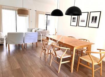 Casa · 184m² · 4 Ambientes · 2 Cocheras · Casa en Venta con Pileta Propia en Barrio San Matias