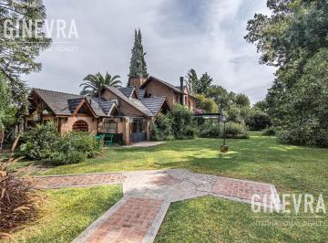 Casa · 232m² · 7 Ambientes · 2 Cocheras · Casa en Venta Sobre Doble Lote en Mapuche Cc