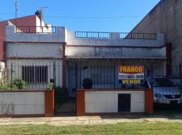 Casa de 4 ambientes, La Matanza · Casa 4 Ambientes con Cochera, Jardín Al Frente y Amplio Patio Trasero