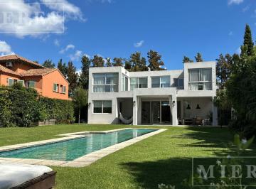 Casa · 240m² · 4 Ambientes · 1 Cochera · Casa Al Agua en El Barrio La Laguna!