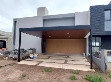 Casa · 176m² · 6 Ambientes · 2 Cocheras · Casa Exclusiva en Colinas de Manantiales – Privacidad y Confort - a Estrenar