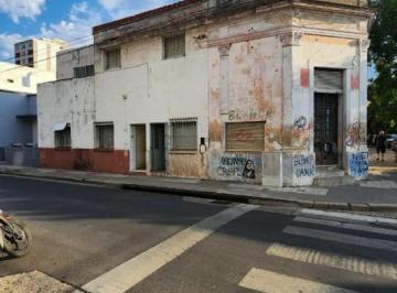 Casa · 377m² · Casa a La Venta a Reciclar en Calle 25 de Junio y Catamarca