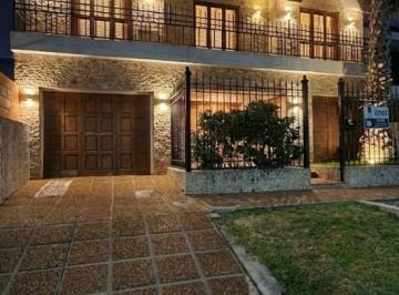 Casa · 190m² · 2 Cocheras · Casa en Venta en Calle Campamento del Cala