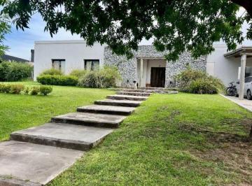 Casa · 1600m² · 5 Ambientes · Venta de Casa 3 Dorm. en La Calesa, Pilará.