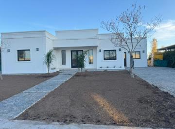 Casa · 180m² · 4 Ambientes · 1 Cochera · Casa en Venta en San Matias, Escobar, G. B. a. Zona Norte