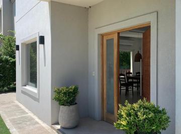 Casa · 220m² · 5 Ambientes · 3 Cocheras · Casa en Alquiler 4 Dorm. en Santa Guadalupe