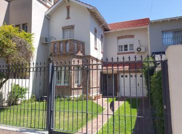 Casa · 286m² · 4 Ambientes · 1 Cochera · Linda Casa en La Lucila con Jardin y Pileta 3 Dorm.