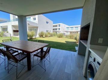 Casa · 128m² · 5 Ambientes · 2 Cocheras · Alquiler Townhouse 3 Dorm., Amueblado en La Calesa.