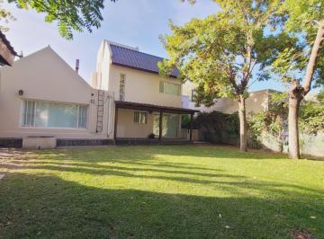 Casa · 935m² · 6 Ambientes · 1 Cochera · Venta Casa de 3 Habitaciones - Pileta Climatizada - Neuquén Capital