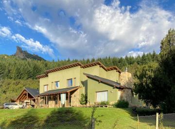Casa · 233m² · 5 Ambientes · 2 Cocheras · Re/max Vende Casa de 5 Ambientes en Meliquina