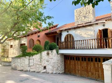 Casa · 260m² · 4 Ambientes · 2 Cocheras · Casa en Venta 4 Ambientes Villa Nueva, Guaymallén