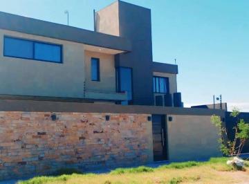Casa · 294m² · 6 Ambientes · 1 Cochera · Casa en Venta en El B° Quinta Montaña, Guaymallen