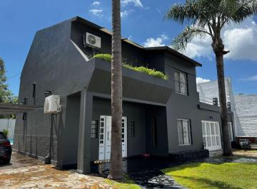 Casa · 250m² · 4 Ambientes · 4 Cocheras · Venta Casa 4 Amb. Pileta Hurlingham Apta Credito.
