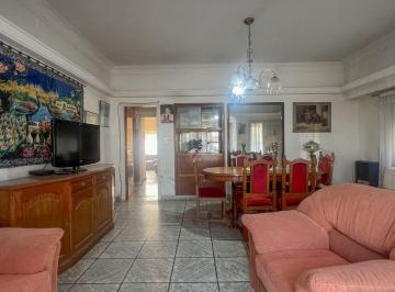 Casa · 179m² · 5 Ambientes · 1 Cochera · Venta Chalet, Villa Primera, Amplio Lote