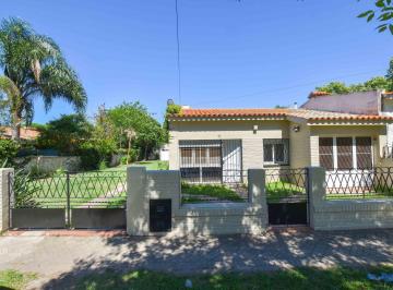 Casa · 144m² · 4 Ambientes · 2 Cocheras · Venta Casa 2 Dorm. Mas Comodin Jardín
