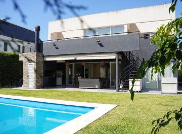 Casa · 250m² · 5 Ambientes · 4 Cocheras · Excelente Casa en Venta - Nuevo Quilmes
