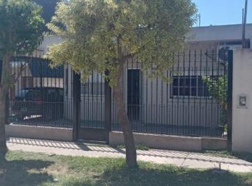 Casa · 120m² · 3 Ambientes · 1 Cochera · Casa en Venta - 2 Dorm. 2 Baños 3 Cocheras - 300 m² - Virrey del Pino, La Matanza
