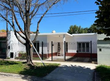 Casa · 200m² · 4 Ambientes · 2 Cocheras · Casa en Venta - 3 Dorm. 1 Baño - Cochera - 300 m² - Ringuelet