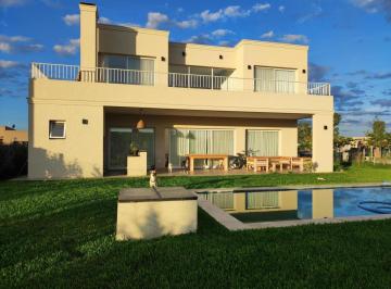 Casa · 224m² · 5 Ambientes · Casa en Venta - 3 Dorm. 4 Baños - 682 m² - Pilar