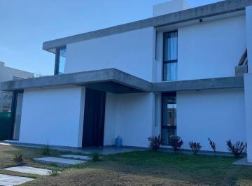 Casa · 285m² · 6 Ambientes · 2 Cocheras · B° Privado Las Cañitas - 3 Dorm. -