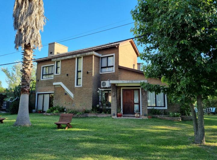 Casa · 1238m² · 4 Ambientes · 2 Cocheras