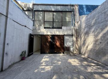 Bodega-Galpón · 210m² · Galpón de 250 m² en 2 Plantas. en Excelente Estado. Sobre Av.