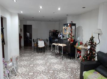 PH · 205m² · 4 Ambientes · 1 Cochera · PH en Venta - 3 Dorm. 1 Baño - 243 m² - Sarandí