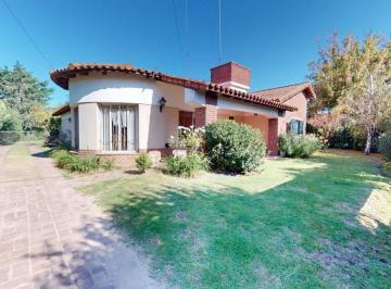 Casa · 200m² · 5 Ambientes · 1 Cochera · Venta Casa 5 Ambientes en Lobos