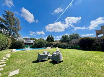 Casa · 172m² · 6 Ambientes · 2 Cocheras · Venta - Casa de Cuatro Dorm., Jardín, Cocheras en Funes