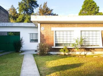 Casa de 2 ambientes, Almirante Brown · Casa en Venta con Amplio Jardin! en Excelente Zona de Burzaco