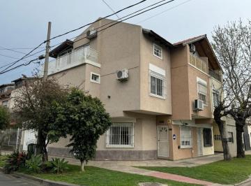 Casa · 75m² · 4 Ambientes · 1 Cochera · Triplex en Venta en Ramos Mejia