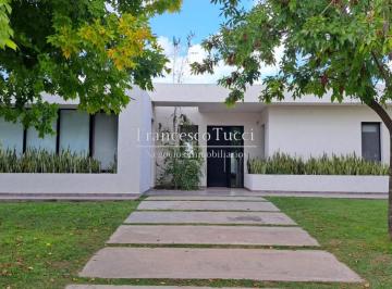 Casa · 240m² · 4 Ambientes · 1 Cochera · Casa en Alquiler Anual 4 Ambientes Terravista