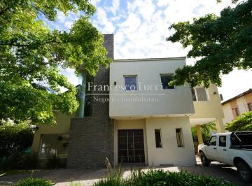 Casa · 330m² · 5 Ambientes · 2 Cocheras · Casa en Venta 6 Ambientes Harás María Eugenia