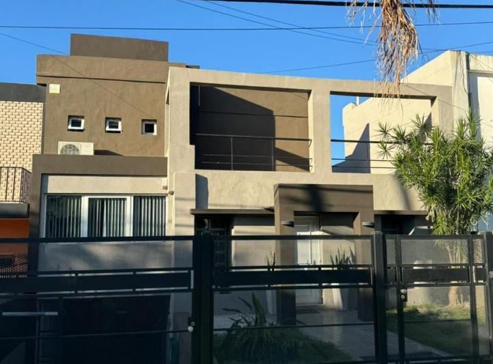 Casa · 216m² · 8 Ambientes · 2 Cocheras