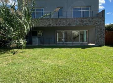 Casa · 189m² · 6 Ambientes · 3 Cocheras · Destacada Casa en Santa Guadalupe