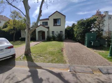 Casa · 220m² · 4 Ambientes · 1 Cochera · Excelente Casa en Alquiler en Barrio Cerrado de Muy Buenos Acceso de 4 Ambientes