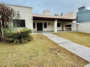 Casa · 231m² · 3 Ambientes · 2 Cocheras · Venta Casa 2 Dorm., 2 Baños, Pileta. Villa Carlos Paz