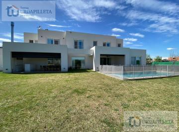 Casa · 330m² · 6 Ambientes · 2 Cocheras · Casa en Venta con Vista Al Golf en Pilará - La Calesa - Pilar