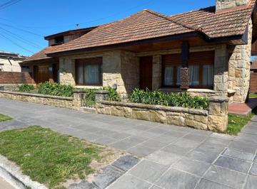 Casa · 340m² · 5 Ambientes · 1 Cochera · Casa en Venta - 4 Dorm. 2 Baños - 1000 m² - Madariaga