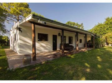 Casa · 180m² · 3 Dormitorios · 1 Cochera · Excelente Casa con Arboleda y Piscina, 3 Dorm.