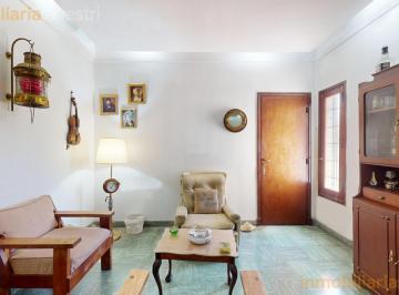 Casa · 160m² · 4 Ambientes · 1 Cochera · 30 Esquina 64 - Casa de 2 Dorm. con Cochera en Venta