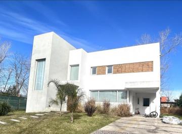 Casa · 220m² · 5 Ambientes · 1 Cochera · Venta Casa 5 Ambientes con Pileta Fincas de Hudson