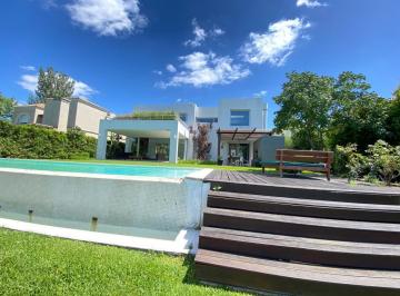 Casa · 450m² · 8 Ambientes · 2 Cocheras · Espectacular! y en Isla Chica y Al Agua!