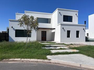 Casa · 231m² · 4 Ambientes · 2 Cocheras · Casa en Barrio Cerrado Santa Ana