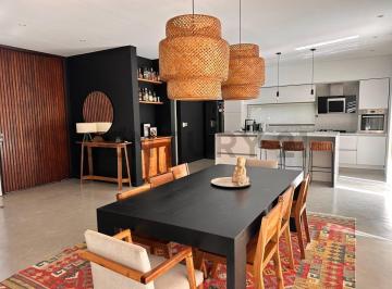 Casa · 197m² · 4 Ambientes · 1 Cochera · Casas en Venta en La Cándida, 3 Dorm.