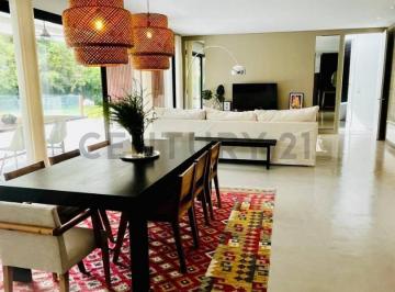 Casa · 197m² · 4 Ambientes · 1 Cochera · Casas en Venta en La Cándida, 3 Dorm.