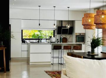 Casa · 197m² · 4 Ambientes · 1 Cochera · Casas en Venta en La Cándida, 3 Dorm.