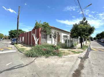 Casa · 120m² · 3 Ambientes · 1 Cochera · Casa en Venta de 3 Ambientes con Cochera y Patio en Wilde Av